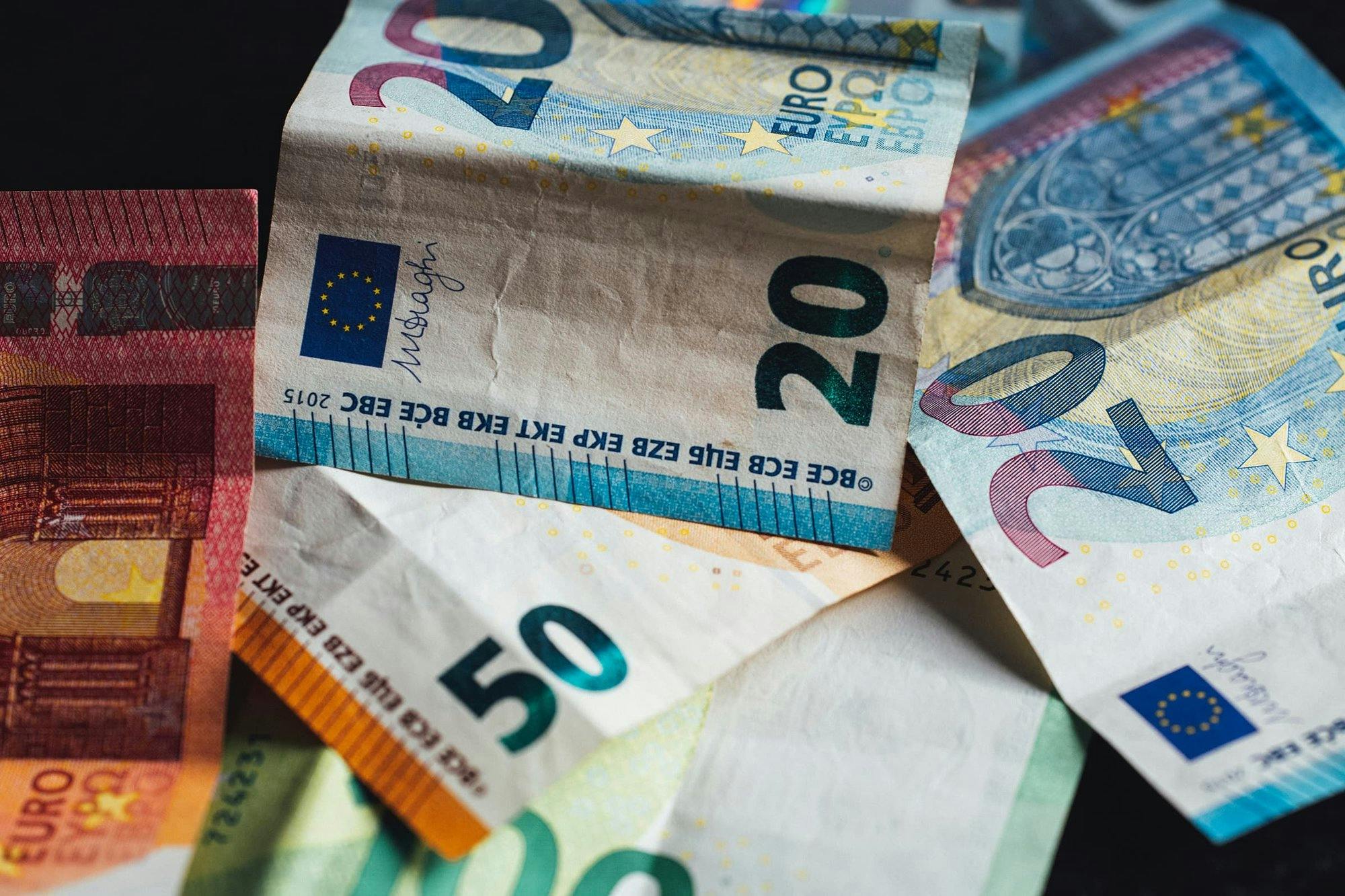20 und 50 Euro Scheine in Nahaufnahme